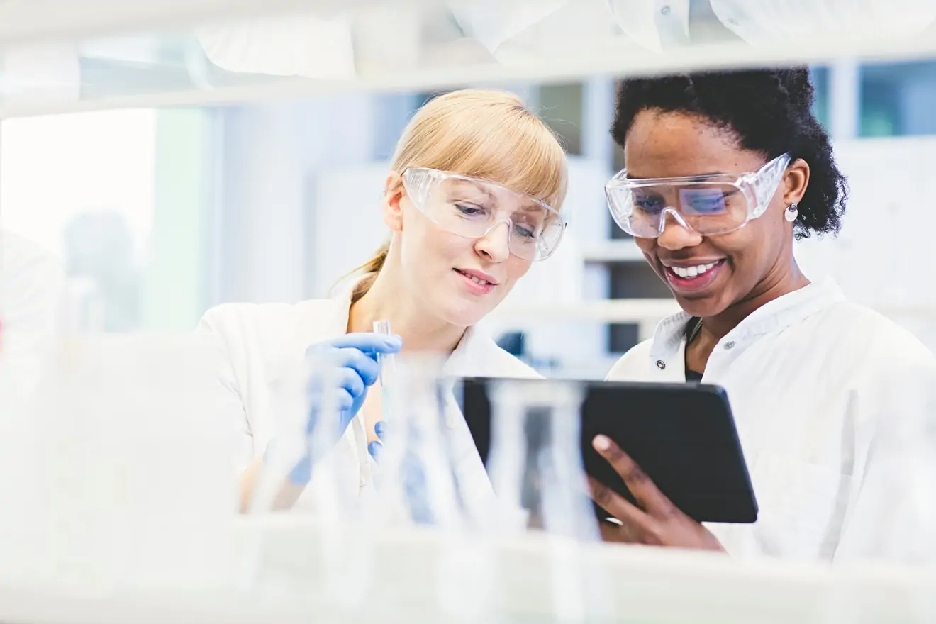Women in lab with tablet 