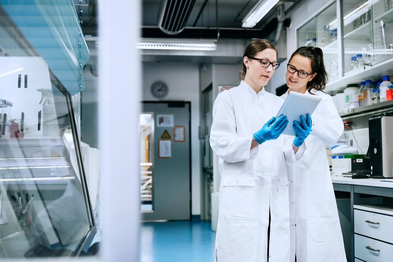 Women in lab with tablet 