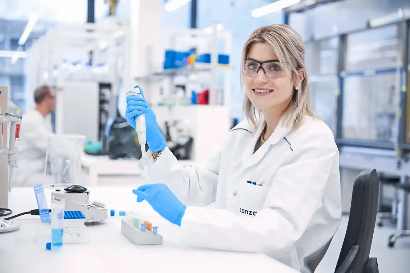 woman tech pipetting