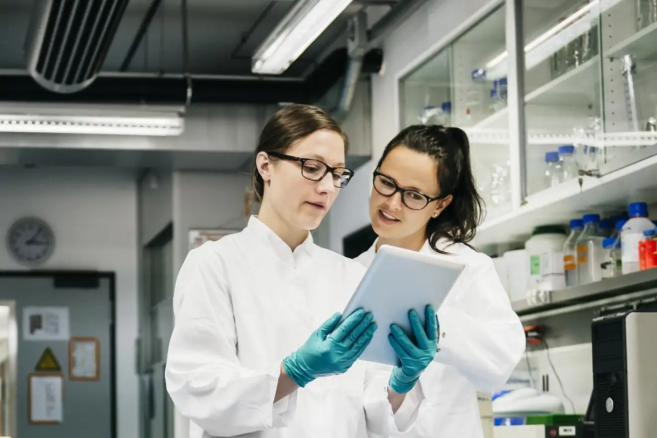 Women in lab with tablet 